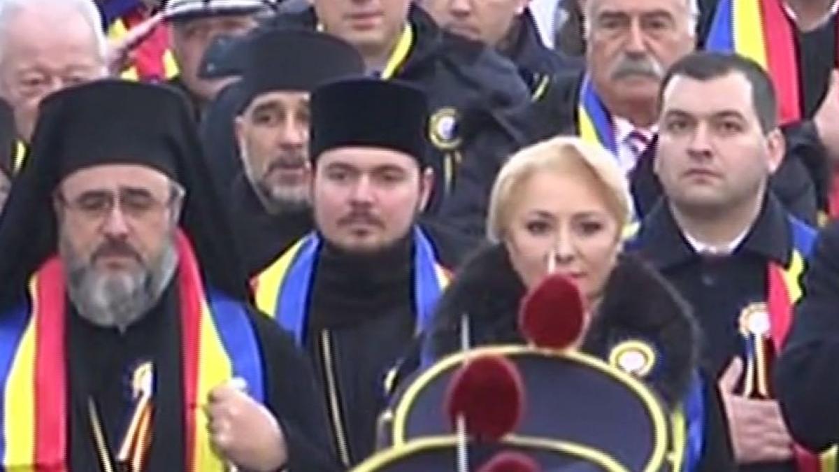 Retragere cu torțe la parada Militară de 1 Decembrie de la Focșani. Viorica Dăncilă se pregătește de plecare