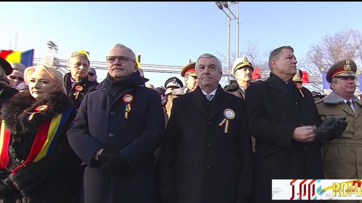 Surprize şi momente stânjenitoare la tribuna oficială de la parada din Capitală - VIDEO