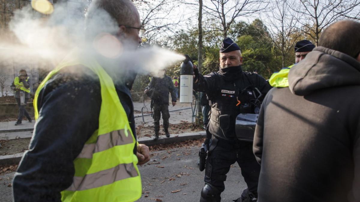 Guvernul francez va suspenda taxa pe carburanţi, în urma protestelor ”vestelor galbene”