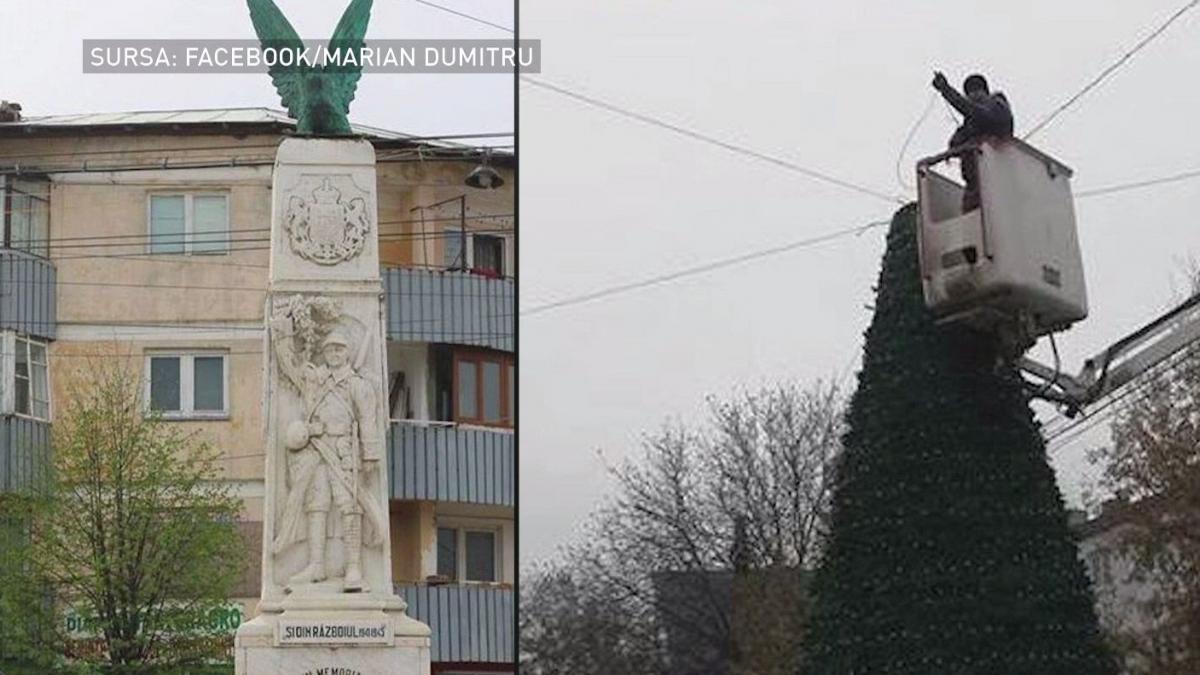 Monument al eroilor, acoperit de bradul de Crăciun