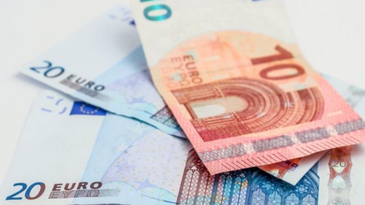 CURS VALUTAR. Euro a crescut spre pragul de 4,66 lei