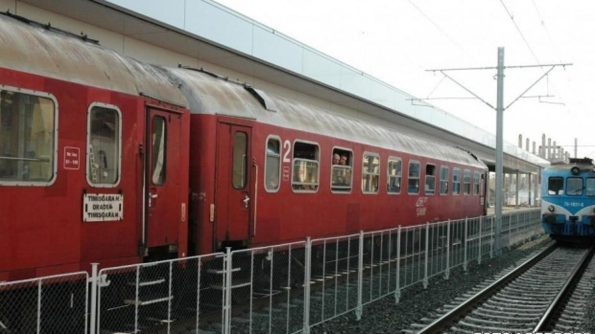 Un bărbat și-a pierdut viața, după ce mașina în care se afla a fost lovită de tren