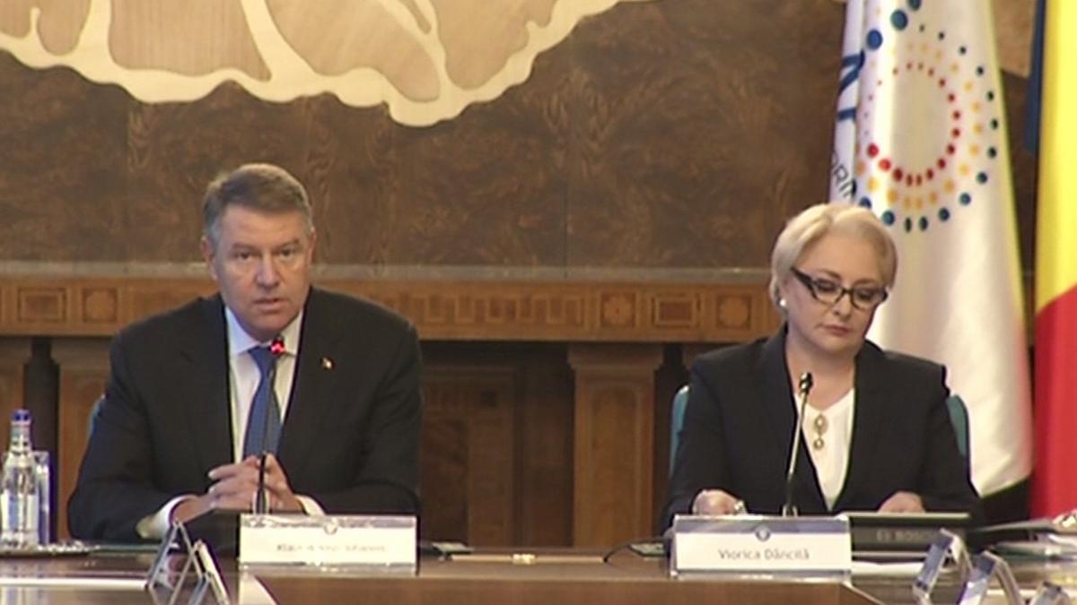 Ce făcea Viorica Dăncilă în timp ce Iohannis vorbea 