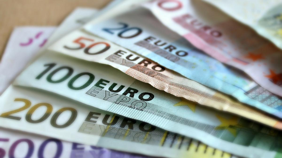 CURS VALUTAR. Euro, în continuă creștere