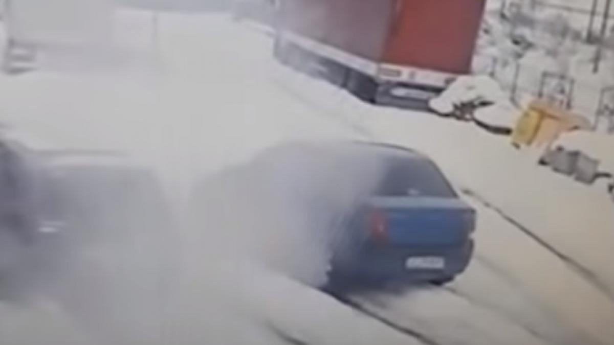 Urmărire ca-n filme pe străzile din România! Fugarul a lovit cu mașina un polițist - VIDEO