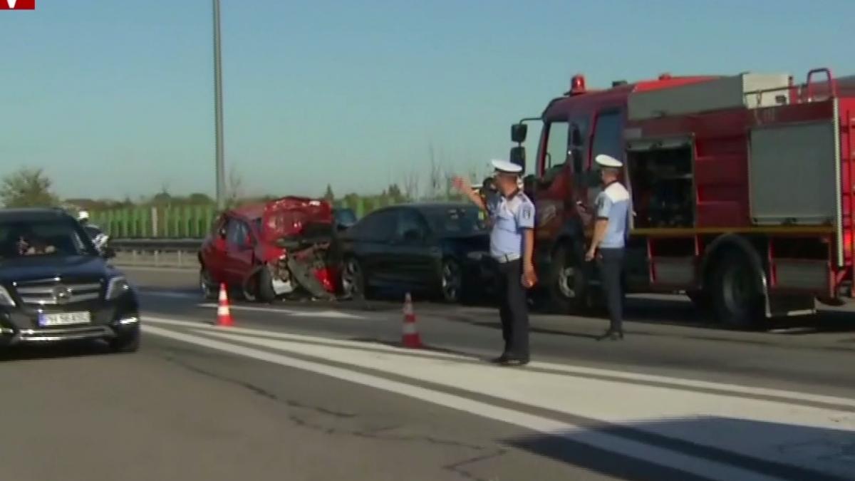 Accident grav pe DN 14. Patru răniţi în urma coliziunii dintre trei maşini