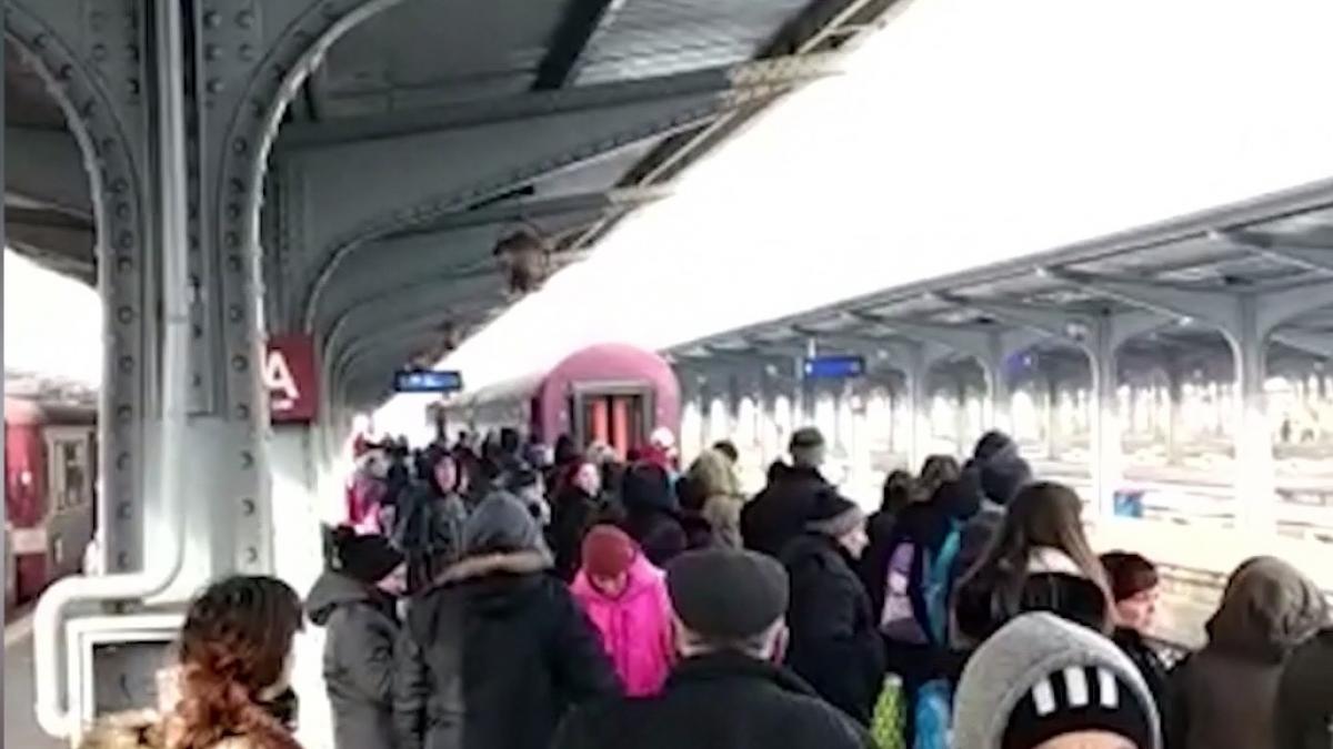 Tren cu două vagoane, neîncăpător pentru călători. Pasager: „Oamenii sunt foarte revoltați” - VIDEO