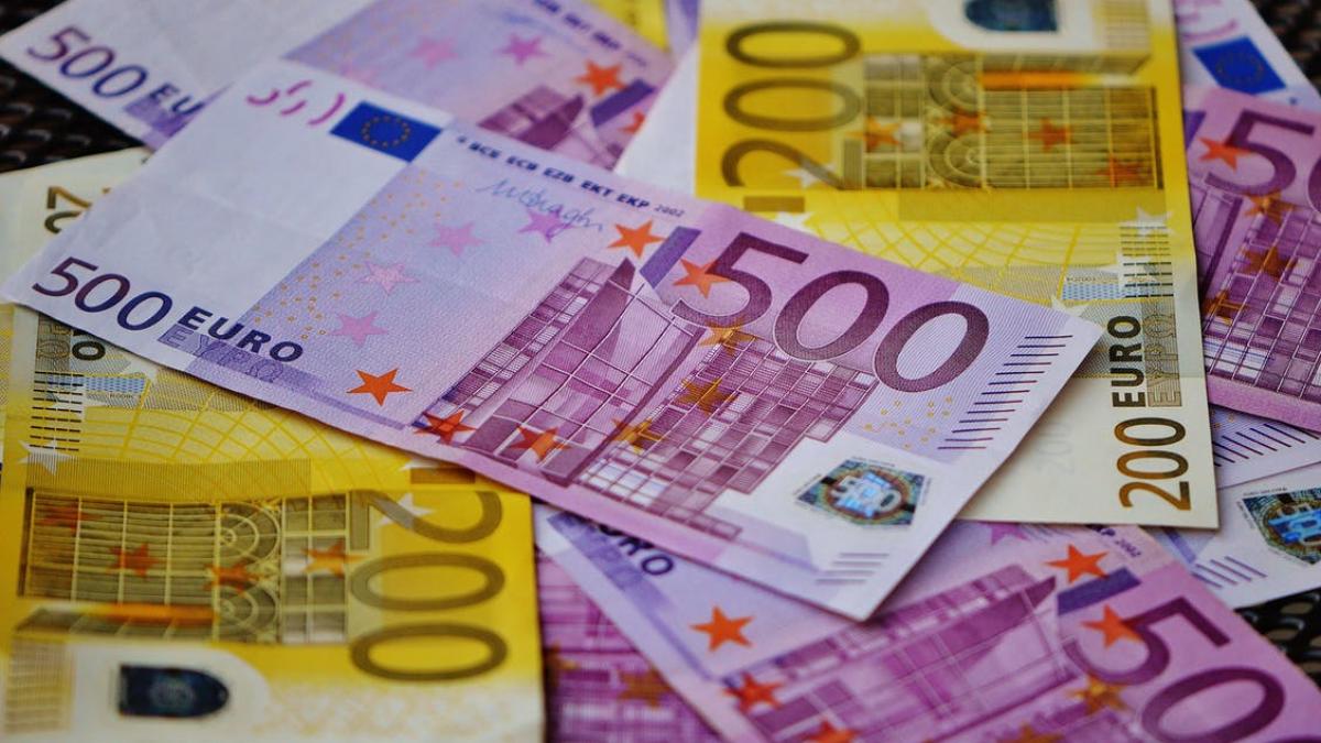 CURS VALUTAR. Euro a crescut spre pragul de 4,67 lei. Aurul, la cel mai ridicat nivel din ultimele şase luni