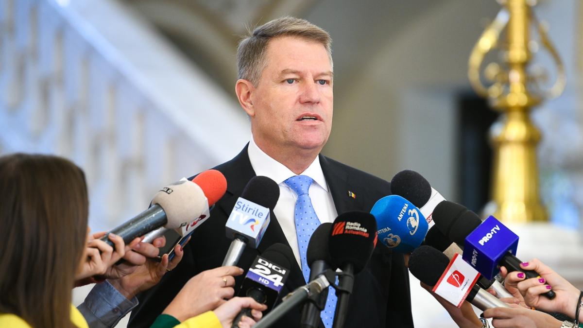 Klaus Iohannis a semnat decretele de numire a miniştrilor interimari Eugen Teodorovici şi Rovana Plumb, la Dezvoltare şi Transporturi