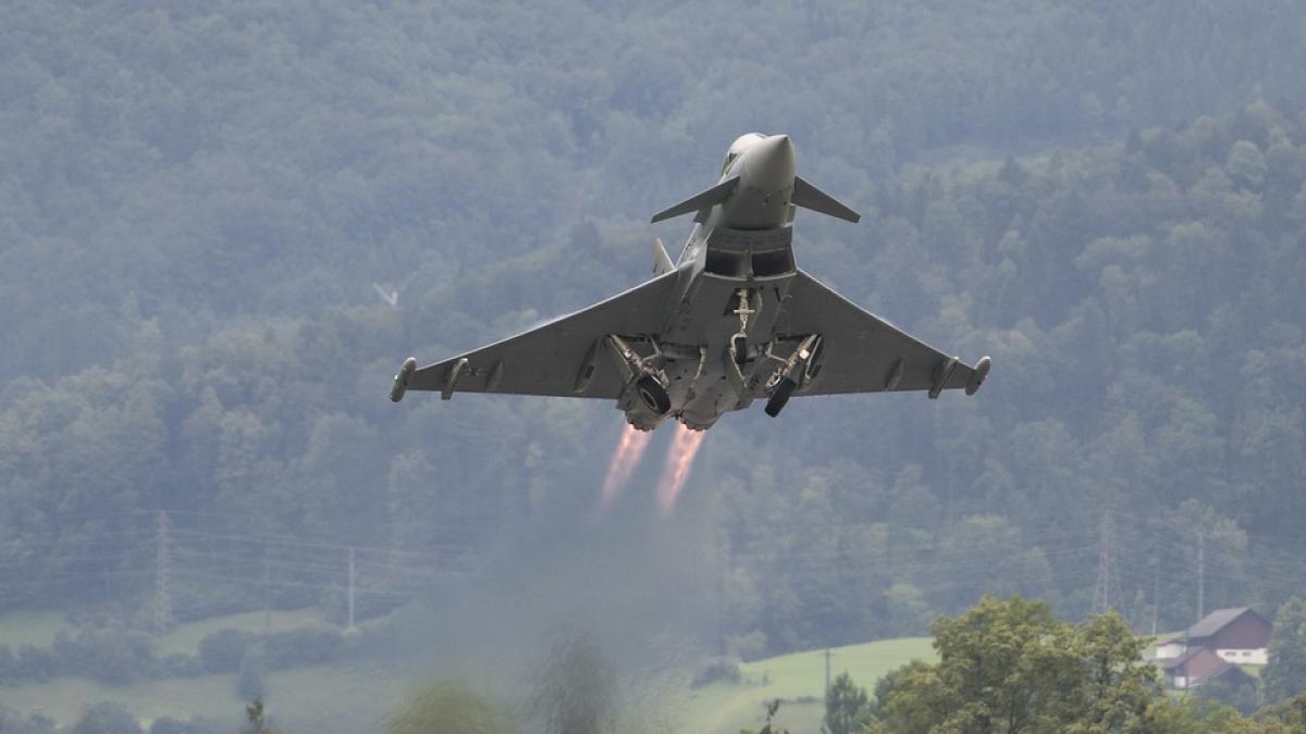 Alertă la Paris! Un avion de vânătoare a dispărut de pe radare