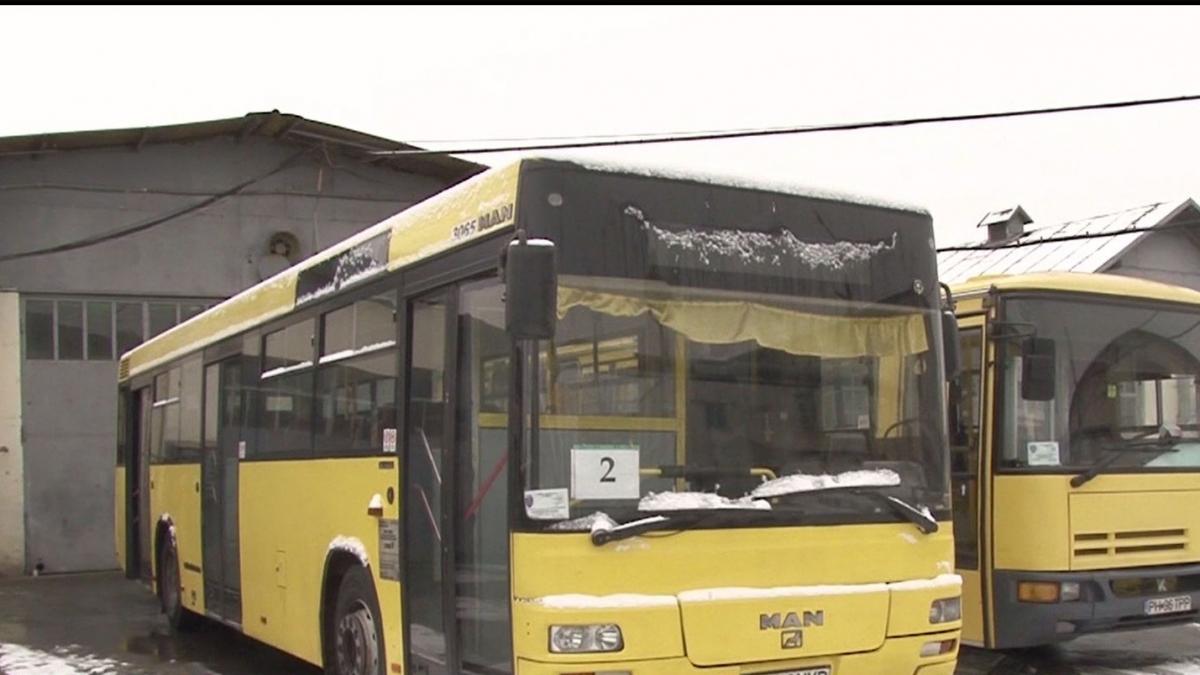 Caz incredibil la Ploieşti. O tânără a căzut pe geamul autobuzului