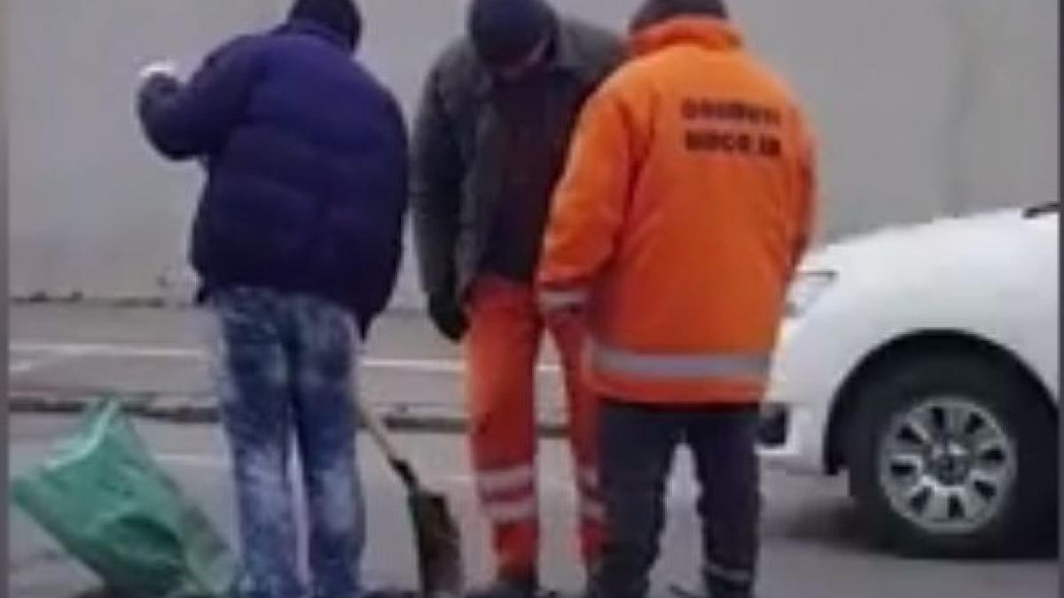 Dorel lovește din nou. Așa au fost surprinși mai mulți muncitori asfaltând o groapă. Imaginile au devenit virale - VIDEO