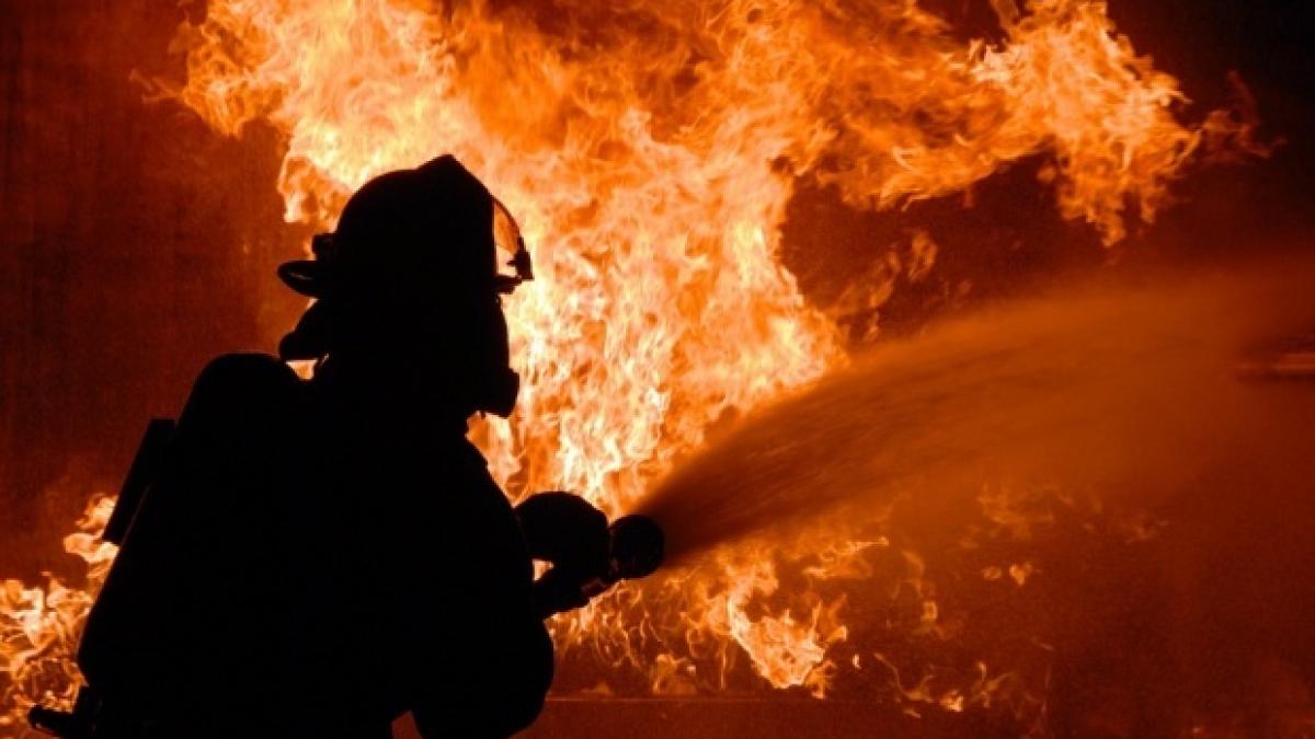 Incendiu violent în Prahova! Mai multe case au fost cuprinse de flăcări