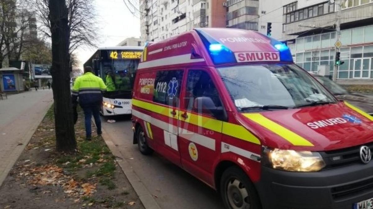 Intervenție dificilă în Moeciu de Jos. Medicii au mers pe jos prin nămeți pentru a ajunge la o tânără care urma să nască