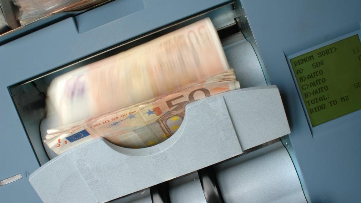 Cursul valutar continuă să crească. Primele tranzacţii interbancare de miercuri se fac la 4,75 lei/euro