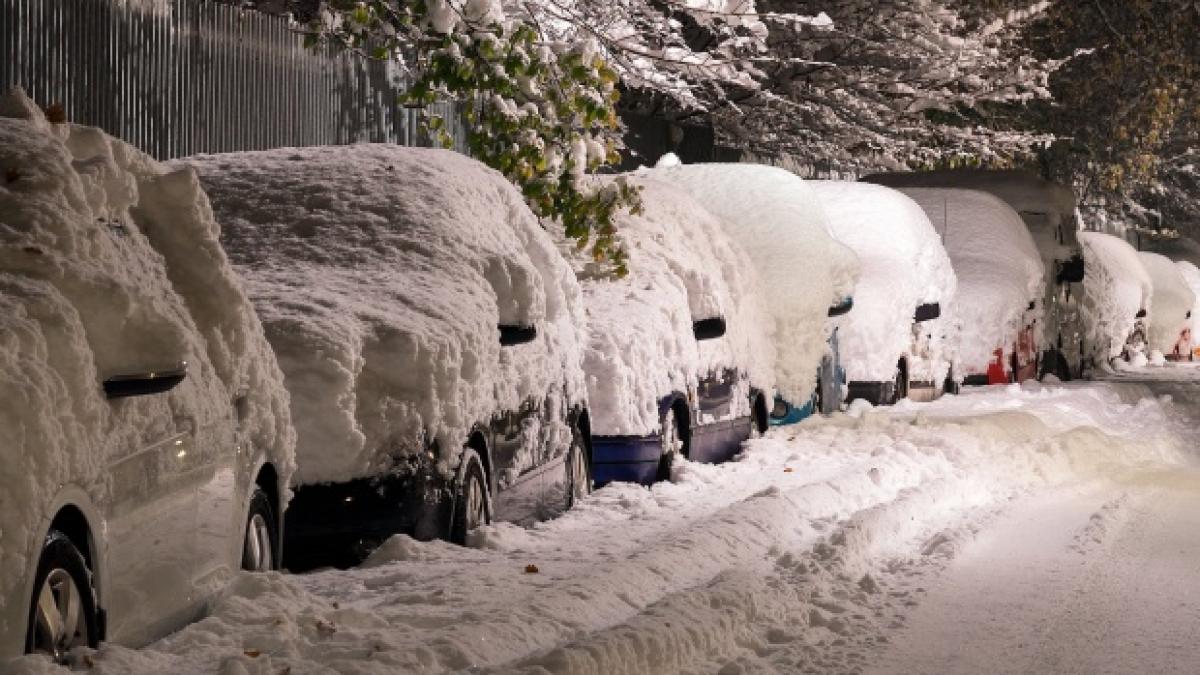 Era cod galben de ninsori în țară, așa că își lăsase mașina în parcare preț de câteva zile. Când s-a dus să o ia, a dat peste un bilet. Nu i-a venit să creadă ce a citit! A făcut imediat o poză și a distribuit-o pe Facebook (FOTO)