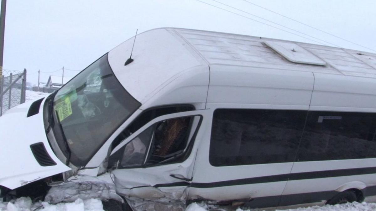 Microbuz cu cinci români, accident grav în Germania. Autoturismul a intrat într-un semafor după ce o mașină i-a tăiat calea