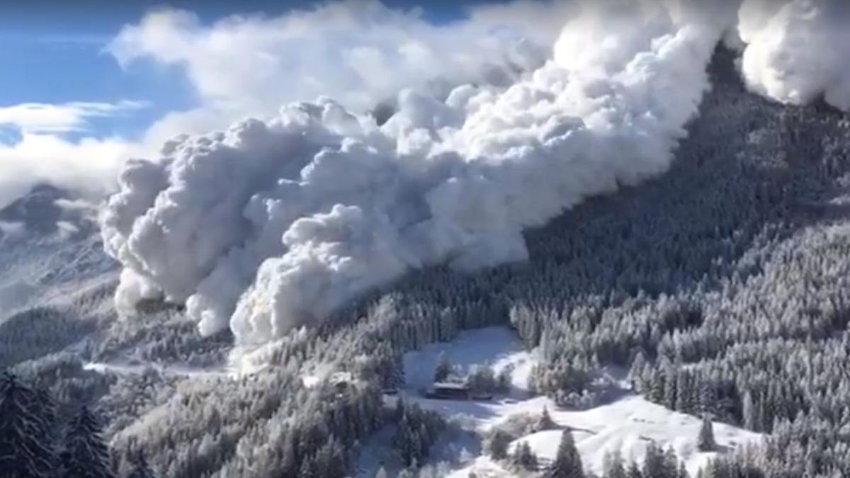 Cod roșu de avalanșă la munte. Zeci de oameni au rămas blocați în mașini, după ce mai multe avalanșe s-au produs în Bucegi