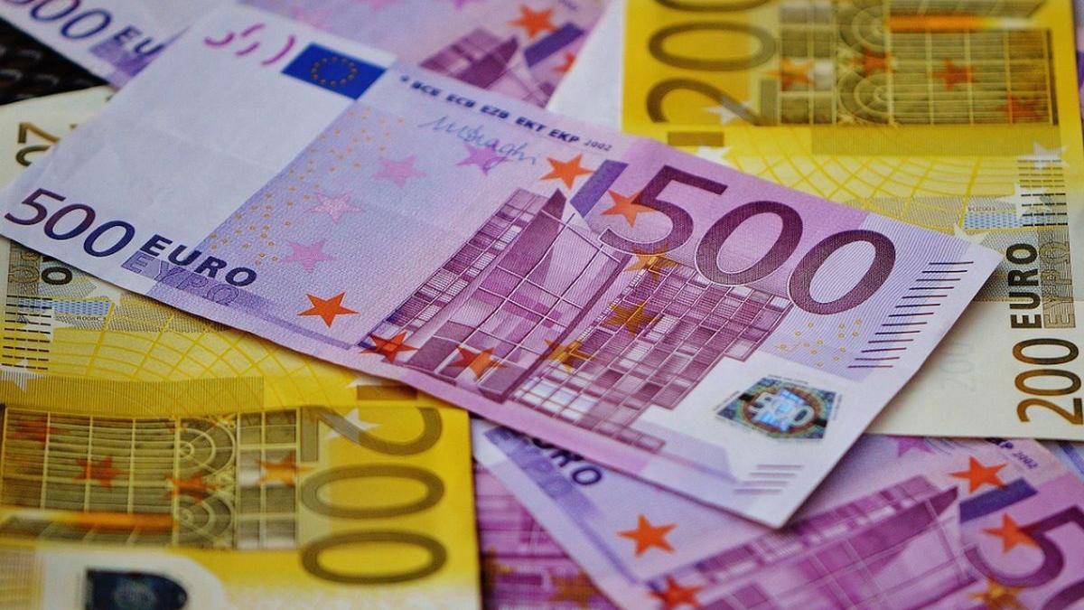 CURS VALUTAR. Euro înregistrează încă o scădere