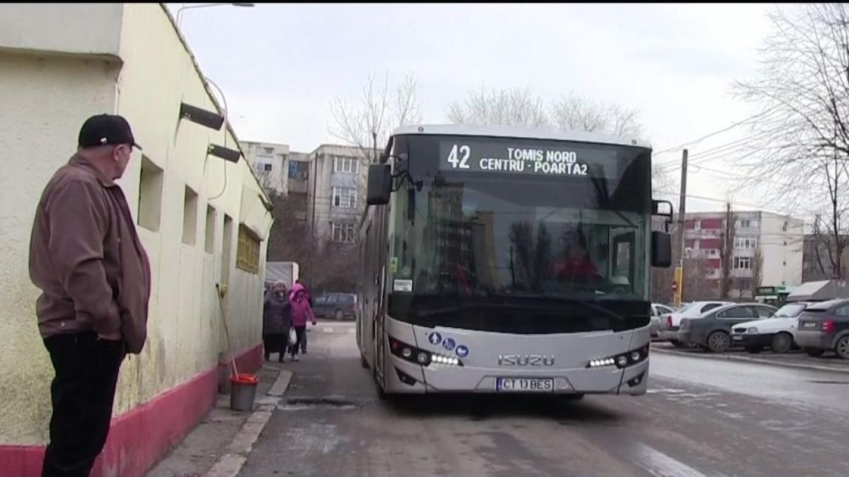 Autobuz din Constanţa, atacat cu pietre de un grup de tineri - VIDEO