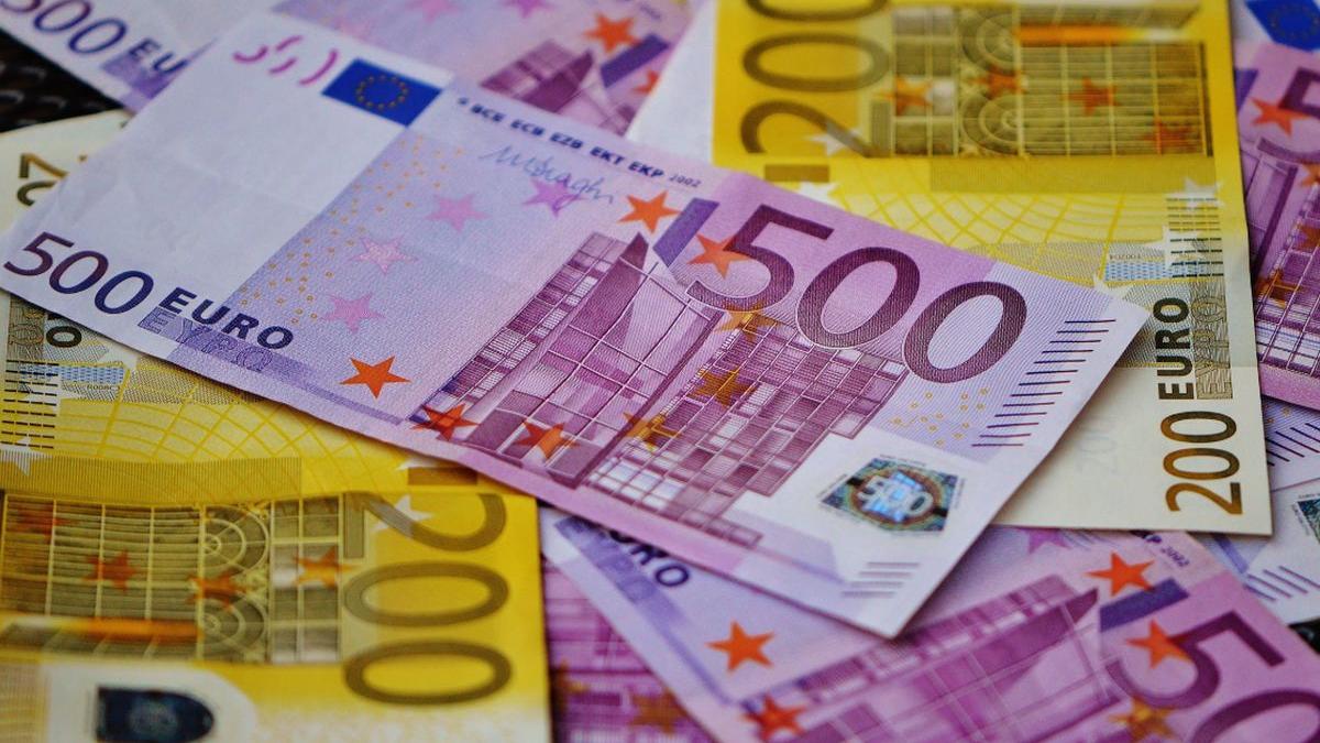 CURS VALUTAR. Euro, în continuă creștere. Moneda, aproape de 4,76 lei