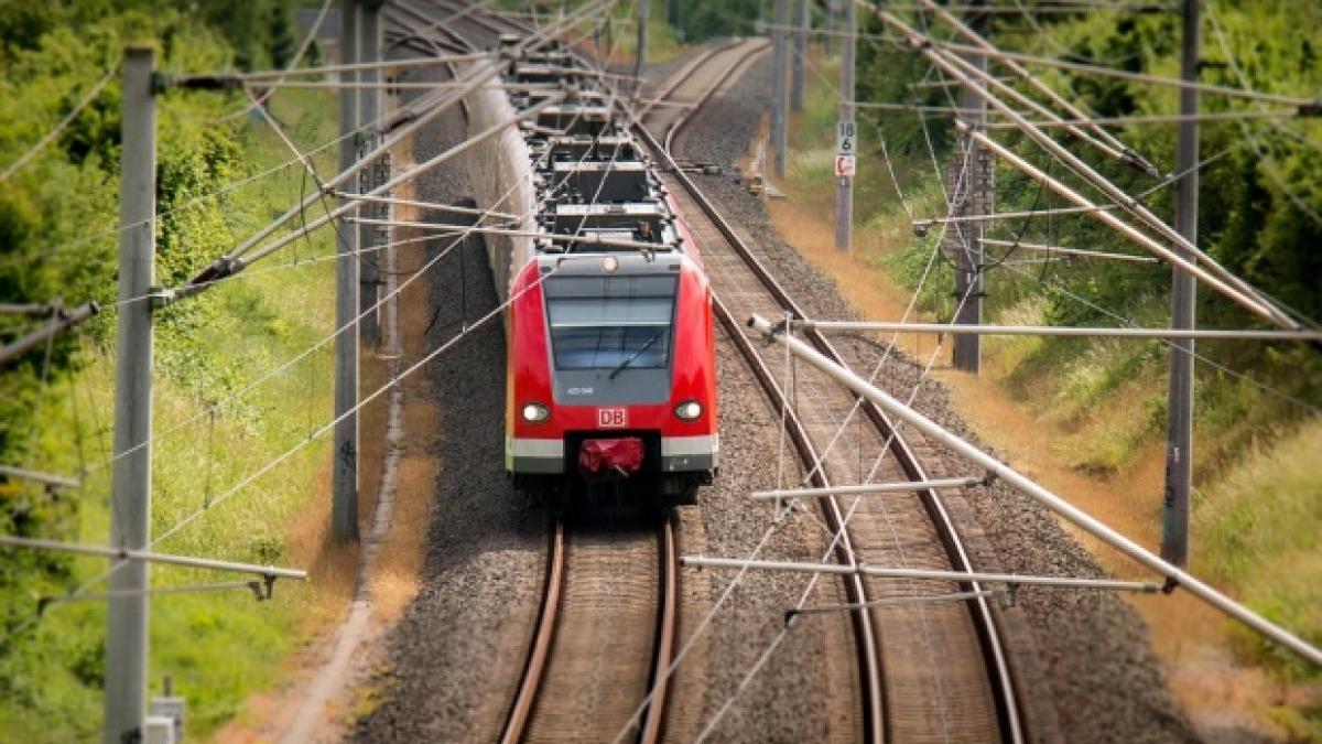 Panică într-un tren din Germania. Sute de pasageri au fost evacuați, după ce a fost găsită o armă la toalete