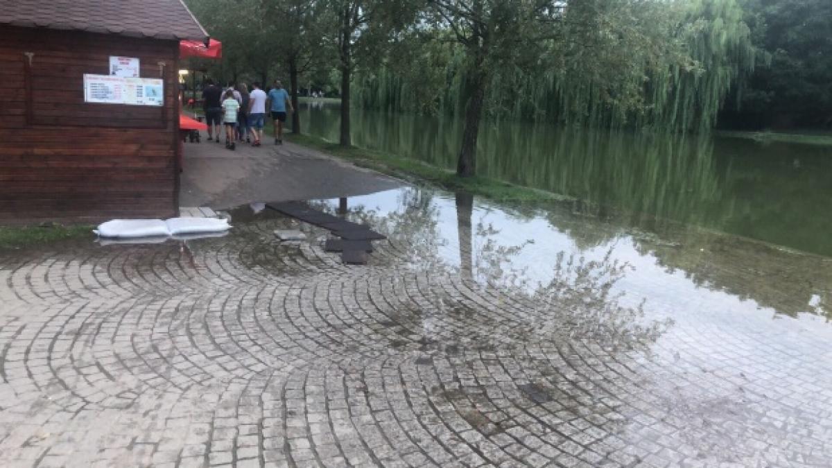 O fetiță de șapte luni a căzut în lacul din Parcul IOR. A fost scoasă din apă de tatăl său cu puțin înainte de intervenția echipajului SMURD