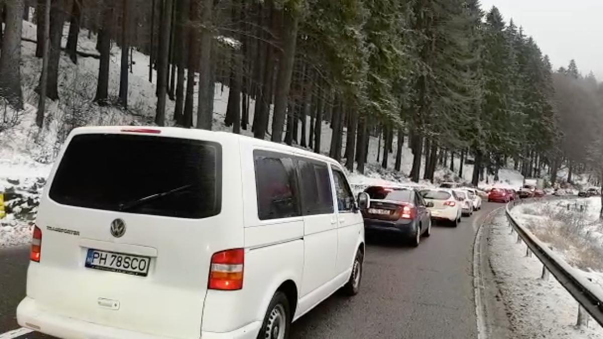 Restricţii de trafic pe DN1 din cauza unor pietre care stau să cadă. Cât vor dura lucrările