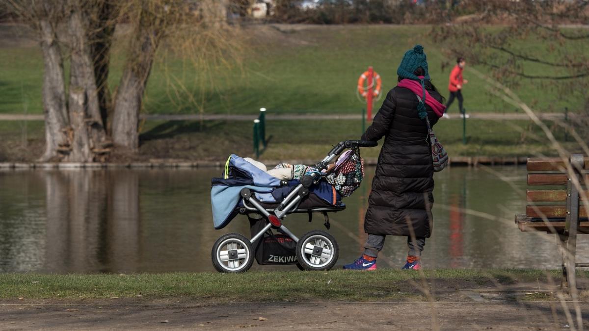 Incident șocant pe o stradă din Târgovişte! O mamă care-și plimba bebelușul a fost amenințată de o străină că i-l va ucide