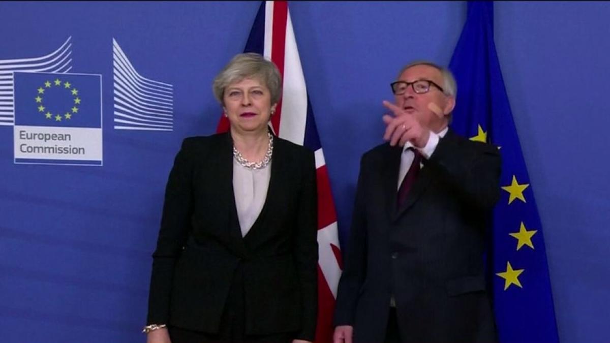 Juncker, pus pe glume la întâlnirea cu Theresa May. Motivul pentru care a apărut cu un plasture pe obraz - VIDEO