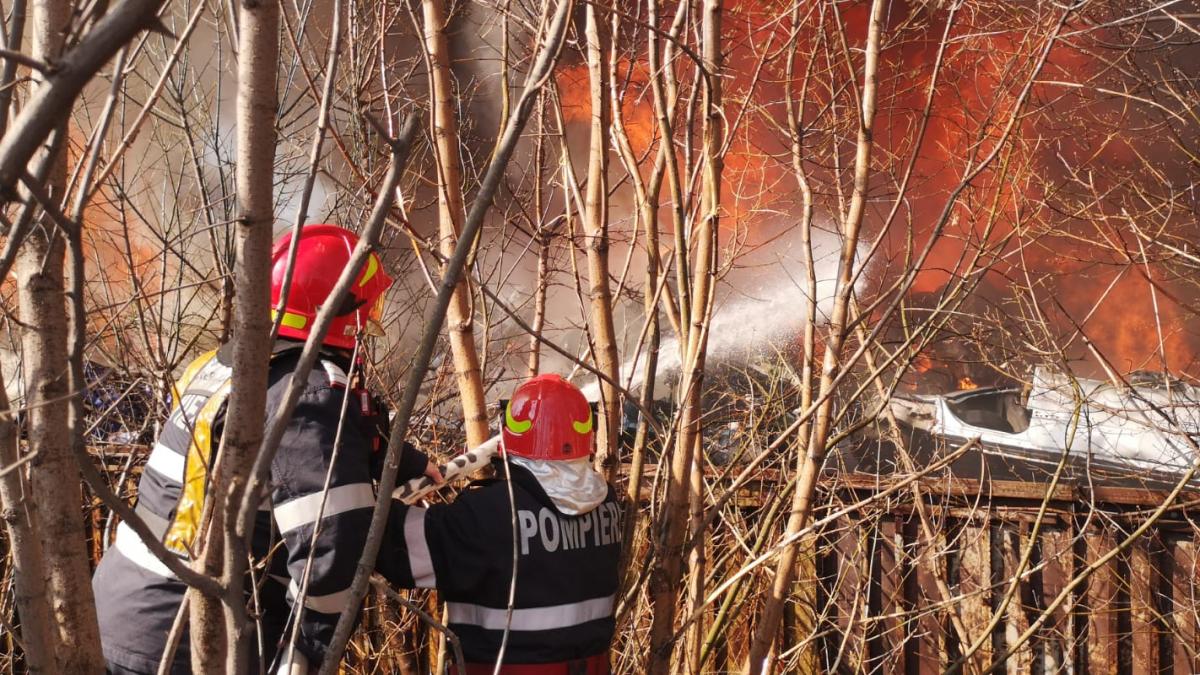 Cel puțin 50 de copii de la un cămin cultural din Buzău au fost evacuați în urma unui incendiu