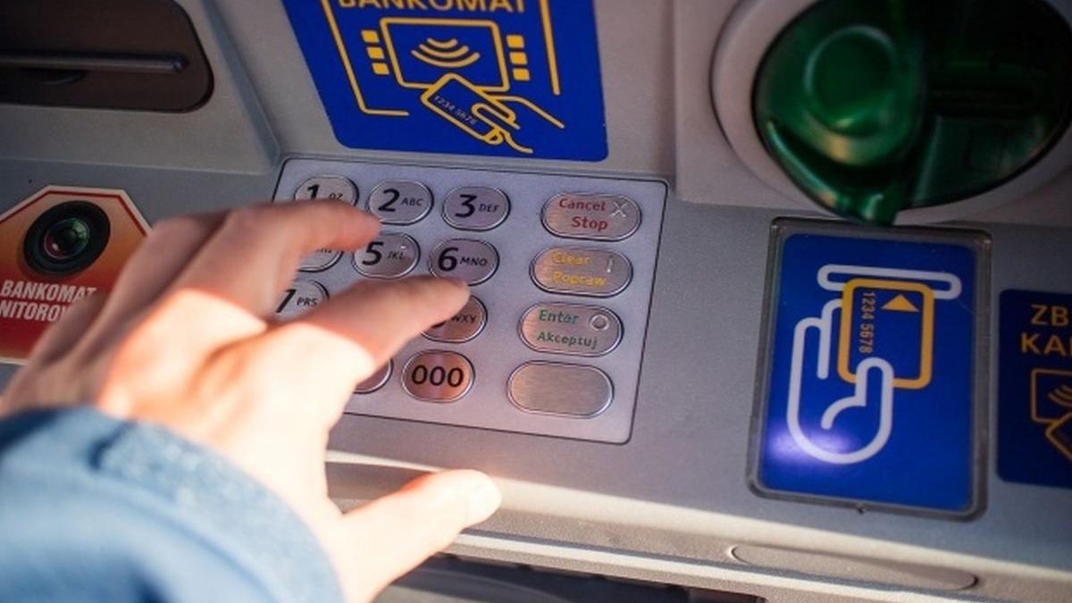 Atac eșuat la o bancă din Brăila. Un bărbat a încercat să arunce în aer un bancomat