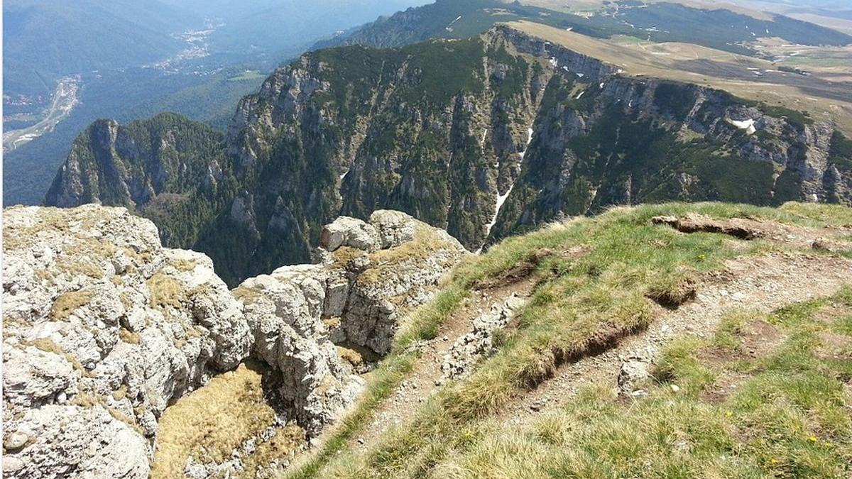 Mai mulți turiști au căzut cu mașina într-un șanț, în Munții Bucegi  