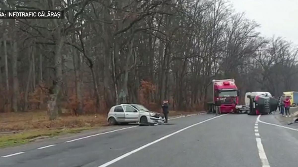 Accident grav în Brașov. Opt autoturisme au fost implicate în carambol. Traficul blocat total