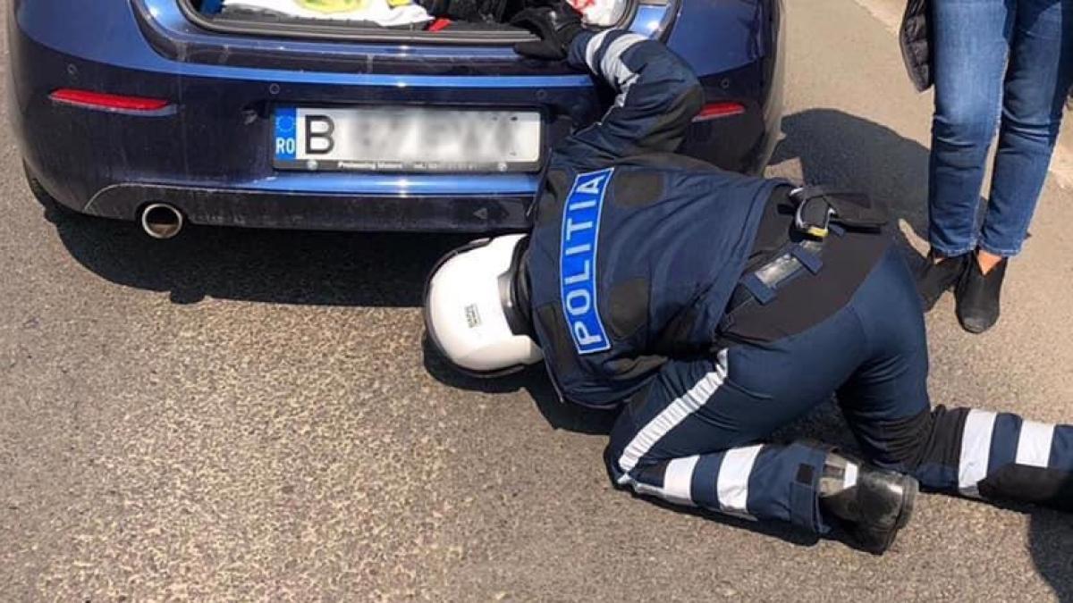 A încercat să traverseze un pasaj aglomerat și a fost lovită din greșeală! Când a venit poliția la fața locului, a fotografiat totul instant. De-a dreptul emoționant