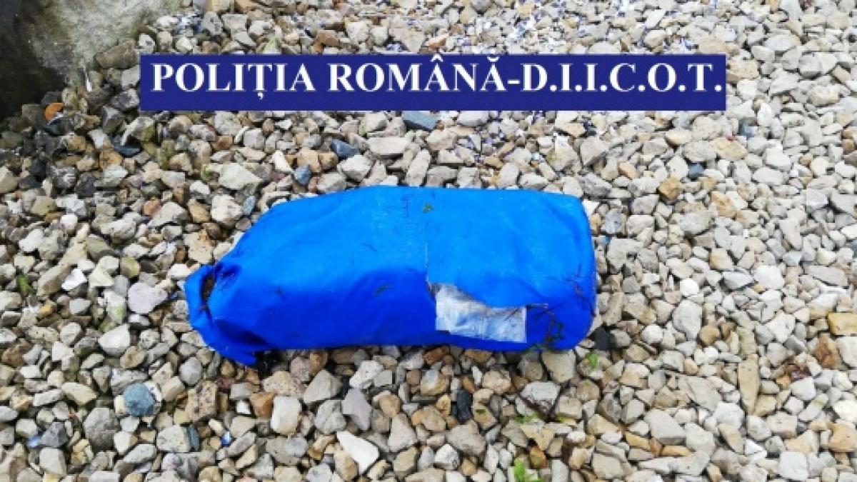 Amplă operaţiune de căutare a drogurilor pe litoral. Încă trei pachete au fost găsite pe plajă