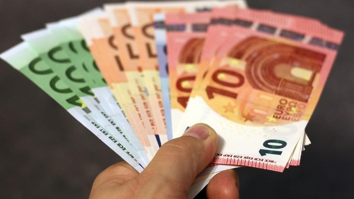 CURS VALUTAR. Euro a scăzut spre nivelul de 4,75 lei