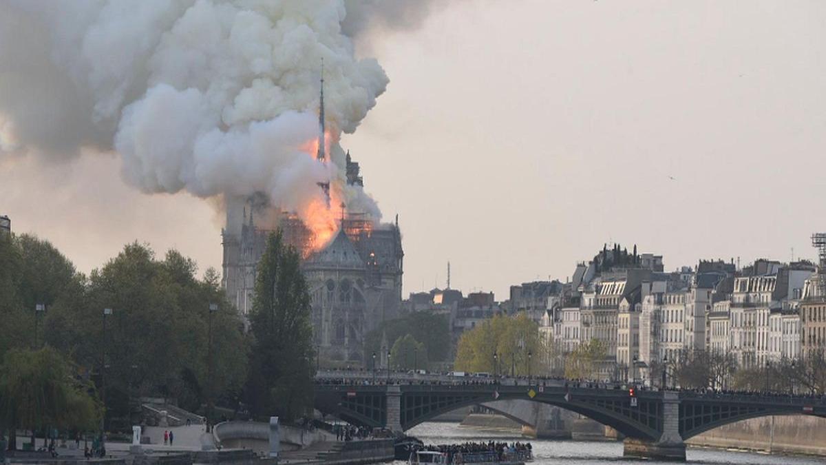 Incendiul de la Catedrala Notre-Dame a fost descoperit abia după a doua alarmă de incendiu