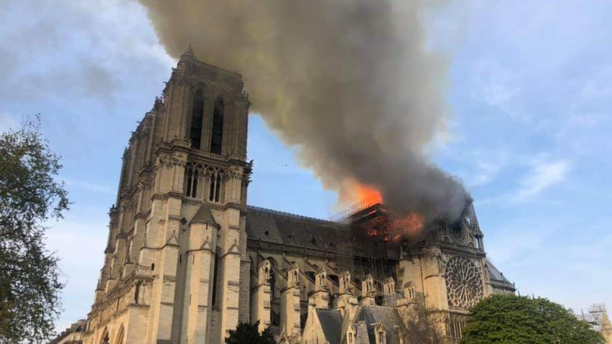 Incendiul de la Catedrala Notre-Dame, prin ochii unui voluntar român care i-a însoțit toată noaptea pe pompierii francezi: „A fost un moment dureros. Oameni căzuți în genunchi se rugau”