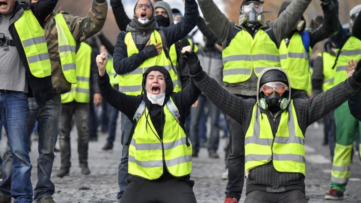 Proteste violente la Paris. ”Vestele galbene” au provocat mai multe incendii