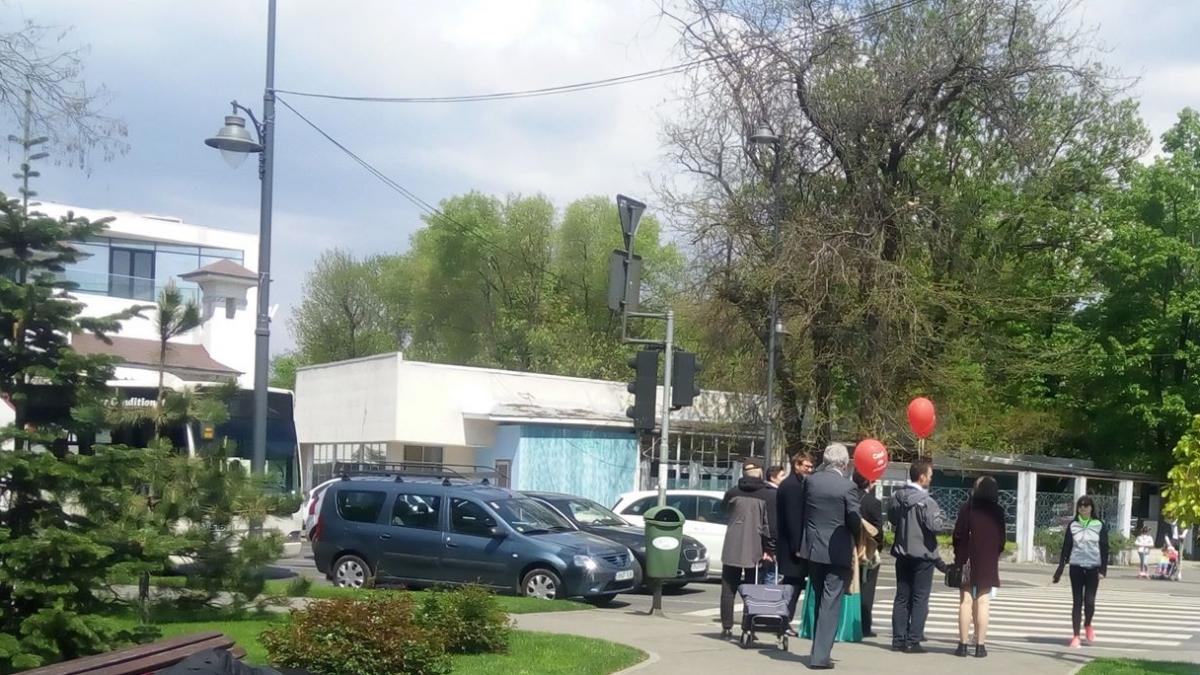 Andreea ieșise cu fiica ei în parc. Se afla la Arcul de Triumf când a văzut ceva care a mișcat-o enorm. A scos telefonul și a făcut o poză. „Este atâta durere în imaginea asta!” (FOTO)