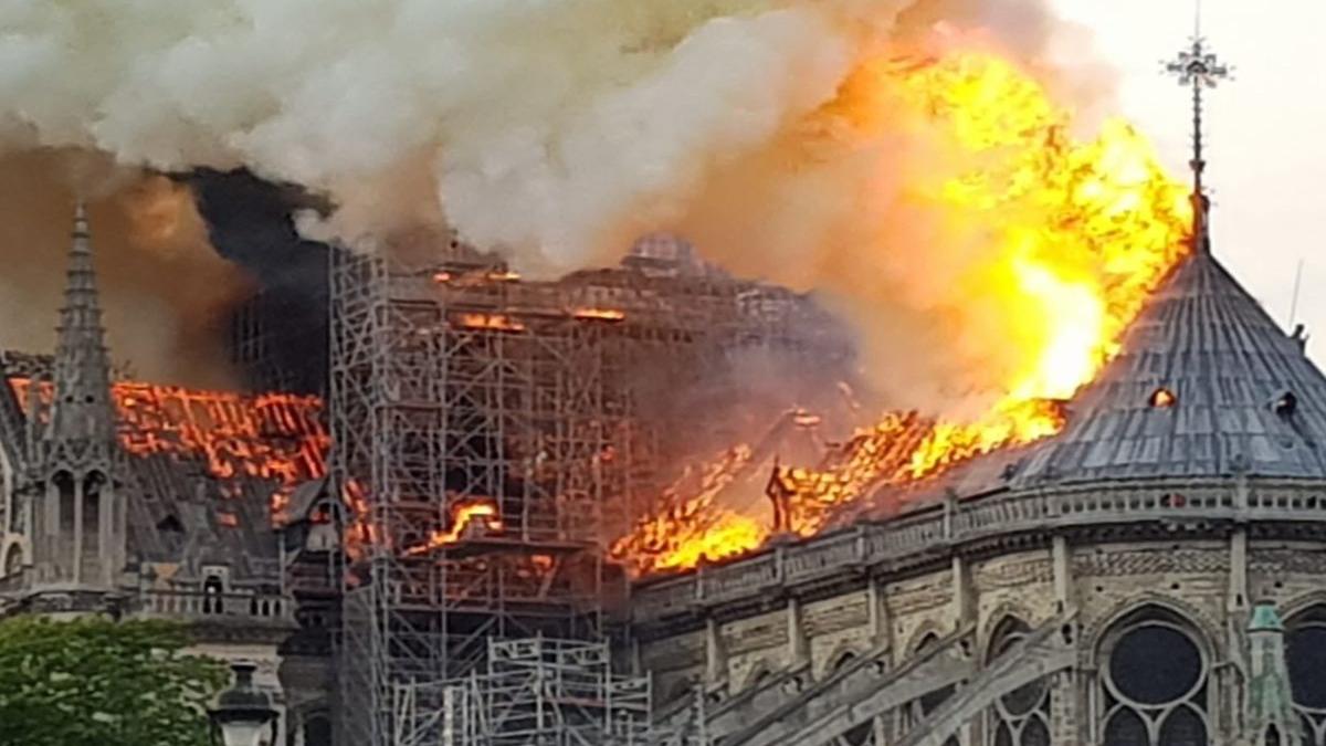 Fenomen bizar surprins pe Catedrala Notre-Dame, înainte de incendiu. Un punct luminos s-a văzut pe schelele monumentului istoric - VIDEO