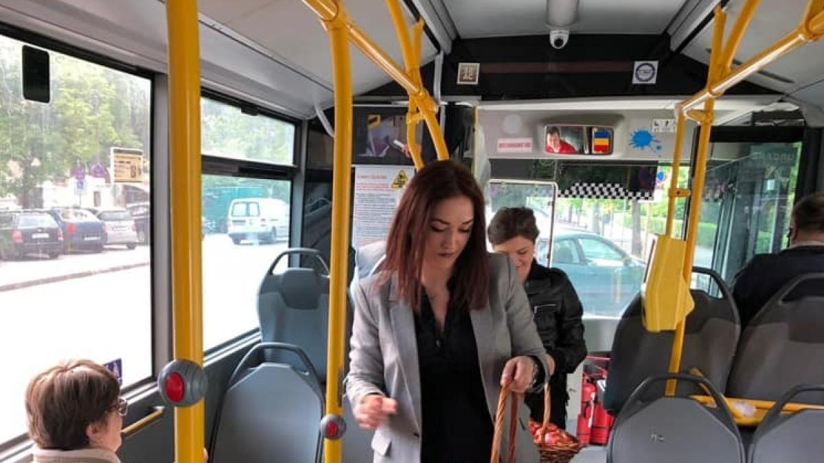 Era într-un autobuz din Timișoara, când a văzut o femeie venind cu ceva în mână către ea. Când și-a dat seama despre ce e vorba, a început să zâmbească larg FOTO