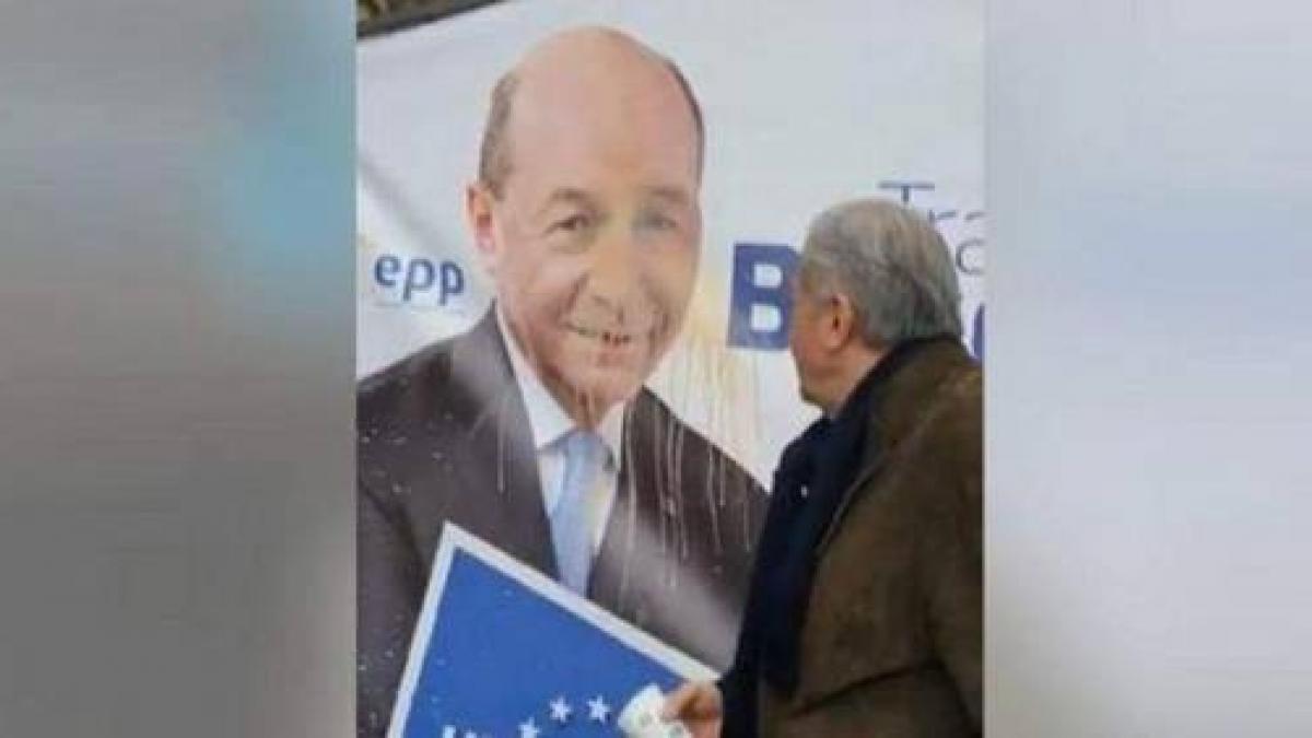 Reacția lui Traian Băsescu, după ce Ilie Năstase a aruncat cu cafea peste afișul cu chipul său: „Dumnezeu cu el! ce a fost și ce a ajuns, săracul”