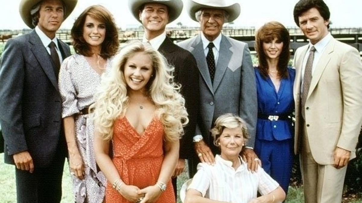 VIDEO. Scena din "Dallas" pe care puțini români și-o mai amintesc. Bobby Ewing îl ia la șuturi pe un renumit actor din ziua de azi