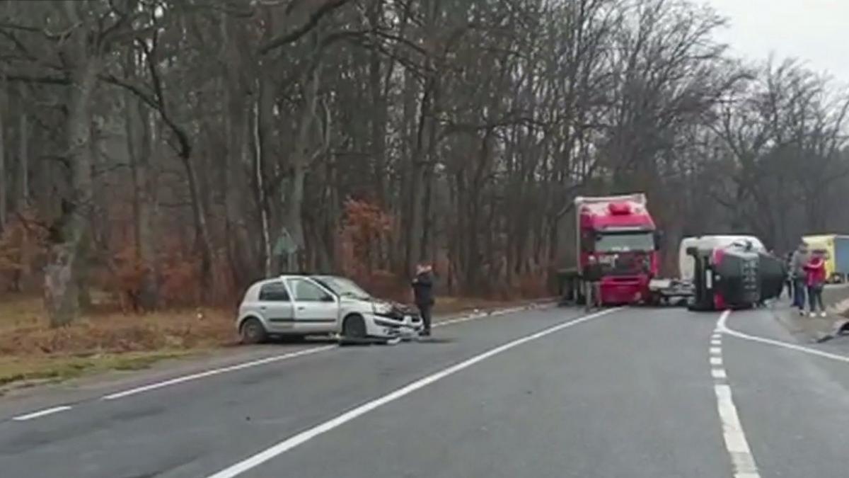 Carambol pe Autostrada Soarelui. Un TIR a lovit o dubă și un taxi