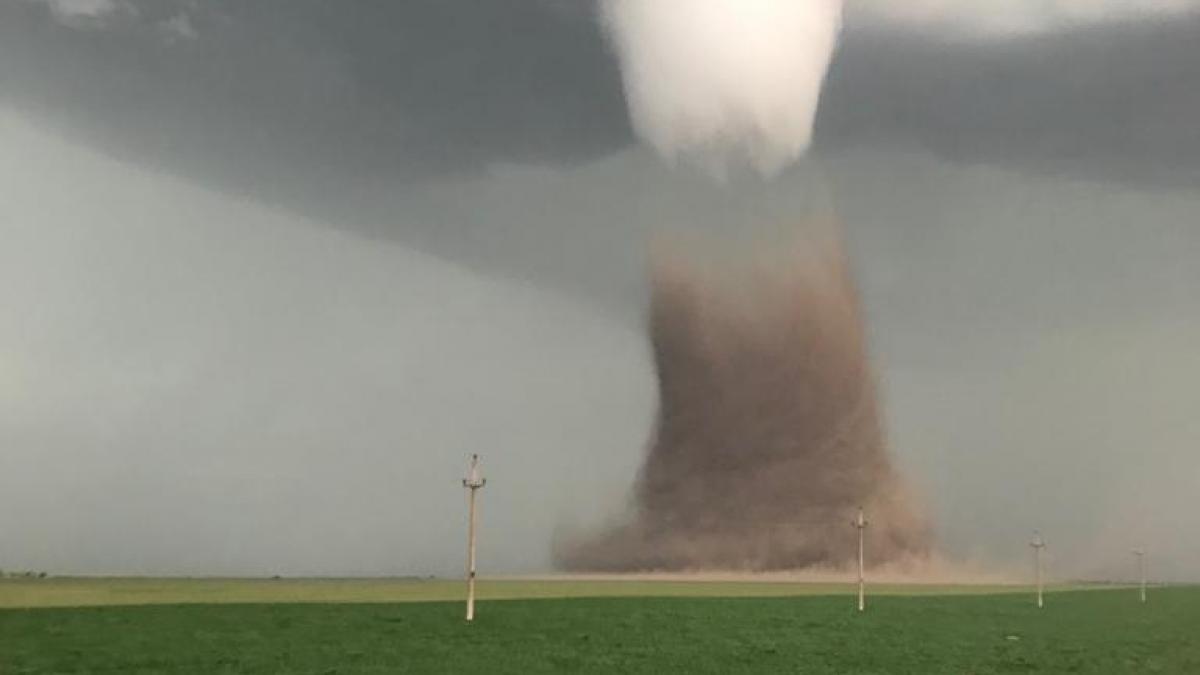 România a fost lovită de tornadă. Ce măsuri trebuie să ia oamenii în această situație