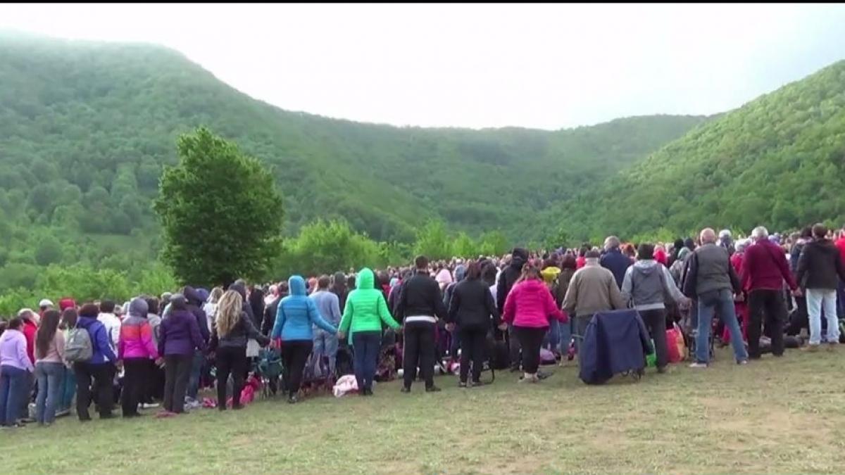 Mii de yoghini MISA au stat nemişcaţi în ploaie timp de două ore - VIDEO