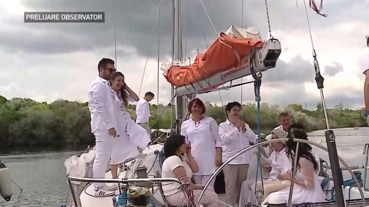 Nuntă romantică în mijlocul mării. Cât costă o ceremonie ieşită din comun - VIDEO