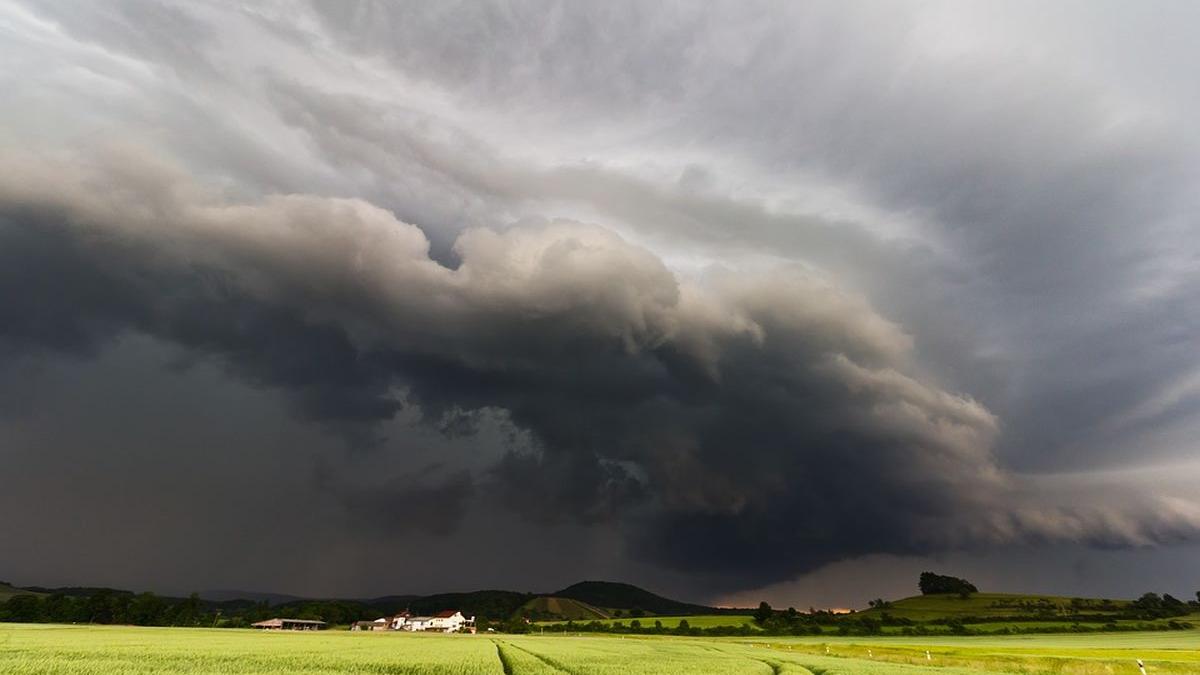 Alertă meteo: Cod galben de ploi și vijelii pentru 12 județe ale țării